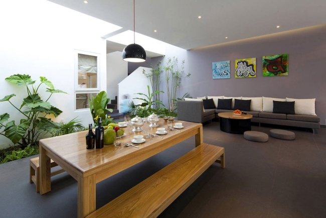 Modernt vardagsrum öppet matbord bänk trä växter inuti