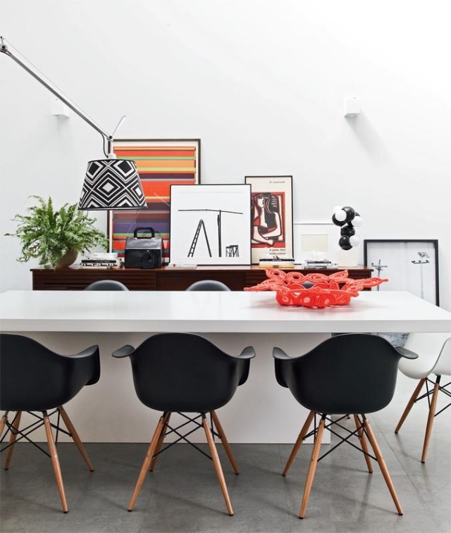 matsal moderna vita matbord svarta stolar färgglada mönster