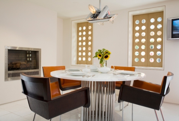 matsal modernt matbord runt vita orange hängande lampor