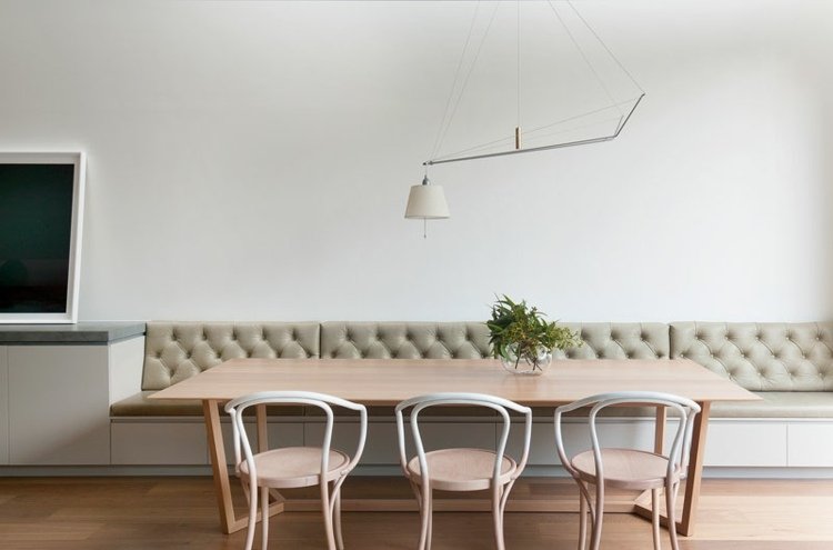 Matsalsbänk beige-ryggstöd-läderbänk-träbord-ljus-vas-lampa-vit