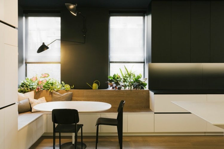 Matsalsbänk trä-svart-lampa-krukväxter-bord-oval-fönsterhylla