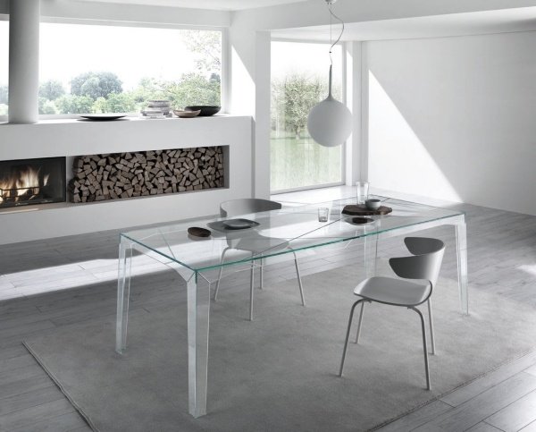 Matsal eldstad-fluffig matta-glas matbord stol vit