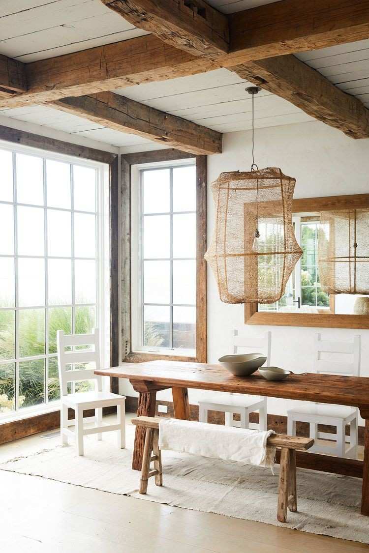 Lantlig charm i matsalen med en hängande lampa av rotting eller fisknät