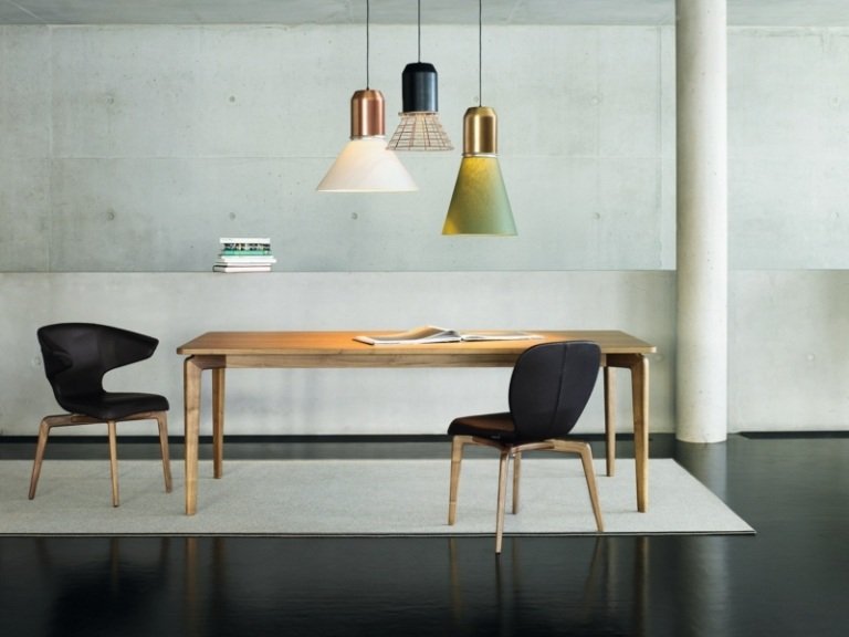 matsal lampor hängande lampor färgglada ljus klocka trä matbord betong