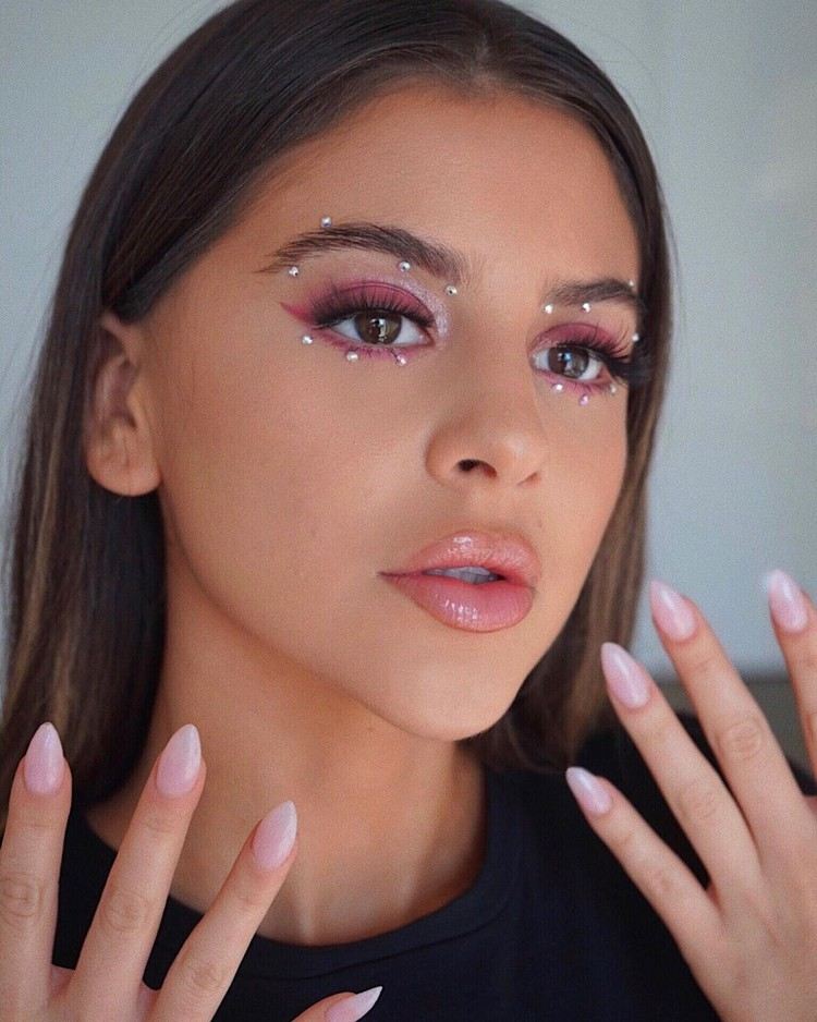 rosa ögonmakeup trend smink tips Euphoria Makeup Instruktioner