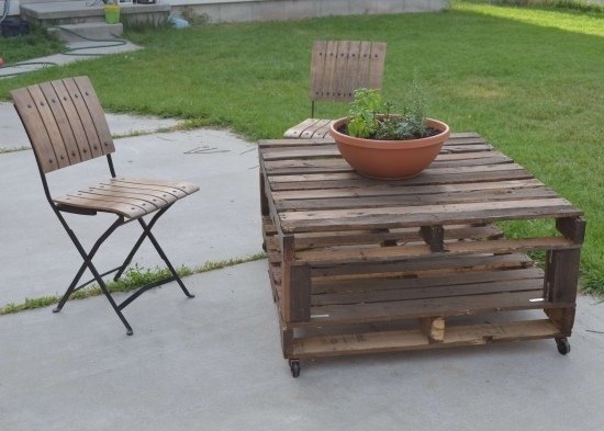 Gör dina egna pallar som trädgårdsmöbler-trädgårdsbord