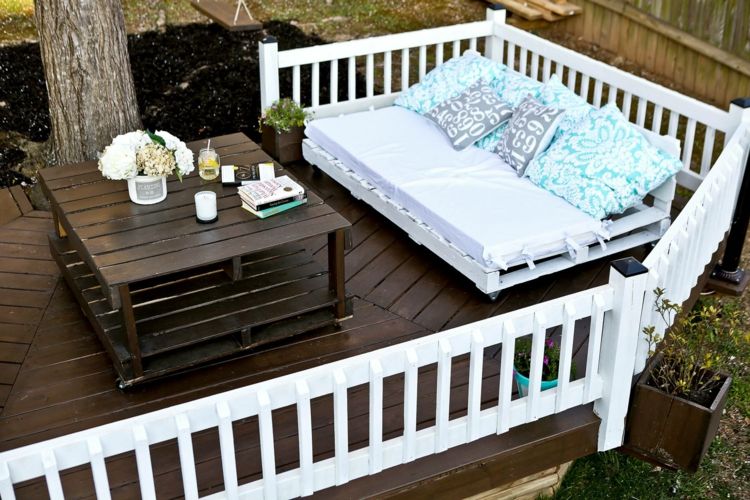 euro pallar möbler dag säng balkong terrass vita kuddar pastell