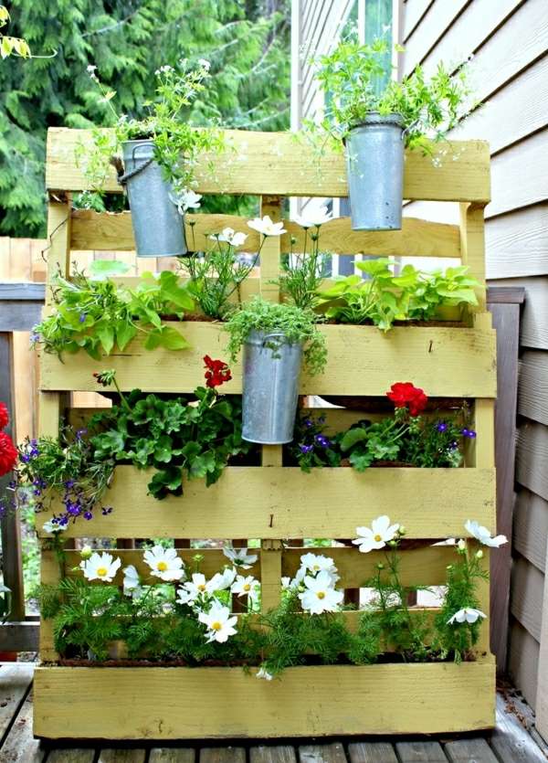 liten balkong designidéer trälåda växter trädgård