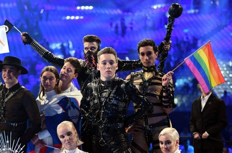 deltagare från Island väntar på beslutet vid eurovision med en färgad flagga