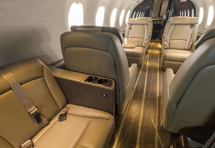 Privatflygplan med en vackert inredd kabin