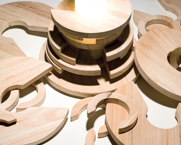Designer bordslampa som monterar pussel i trädelar