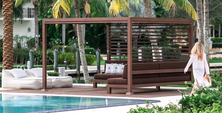 exklusiva-trädgårdsmöbler-trender-2016-trä-pergola-pool-brun-klädsel