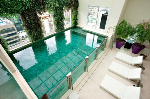 fantastisk-inomhus-pool-glas-malibu-bostad