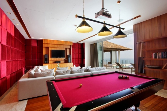 semester villa phuket biljardbord rött sammet väggbeklädnad