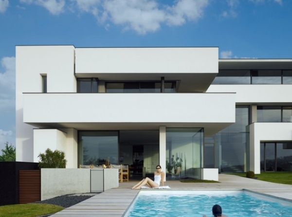 vit fasad minimalistisk platt tak hus pool