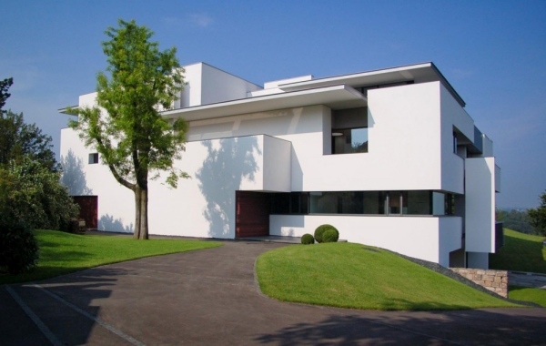 modernt hus i Bauhaus -stil på övre berget
