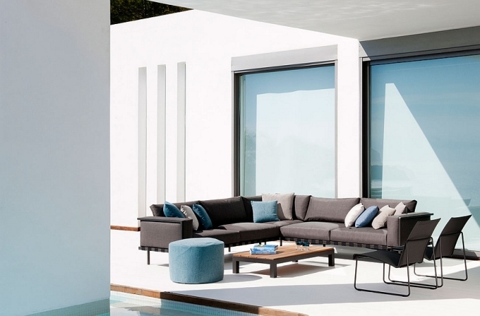 utemöbler-för-loungerna-aluminium-ram-färgglada kuddar