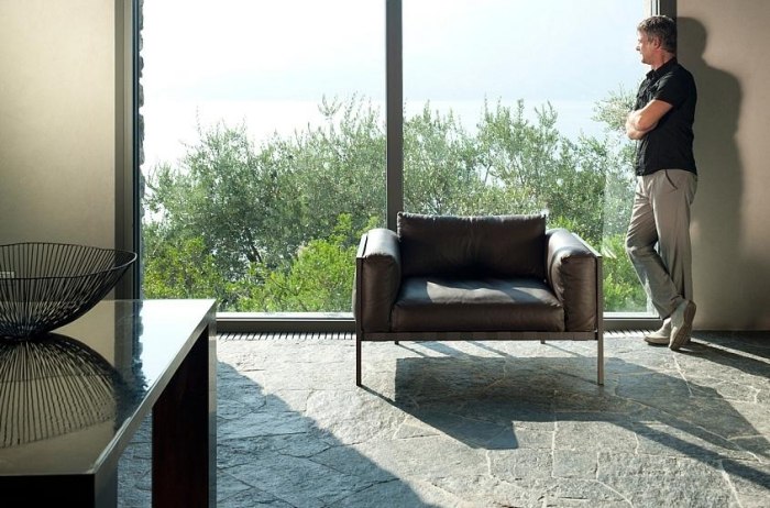 tidlös-elegant-soffa-aluminium-ram-fåtölj-vardagsrum