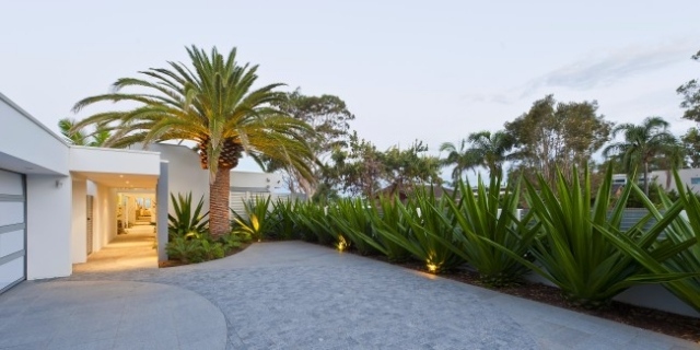 modernt hus vid kusten australien golvidéer vegetation
