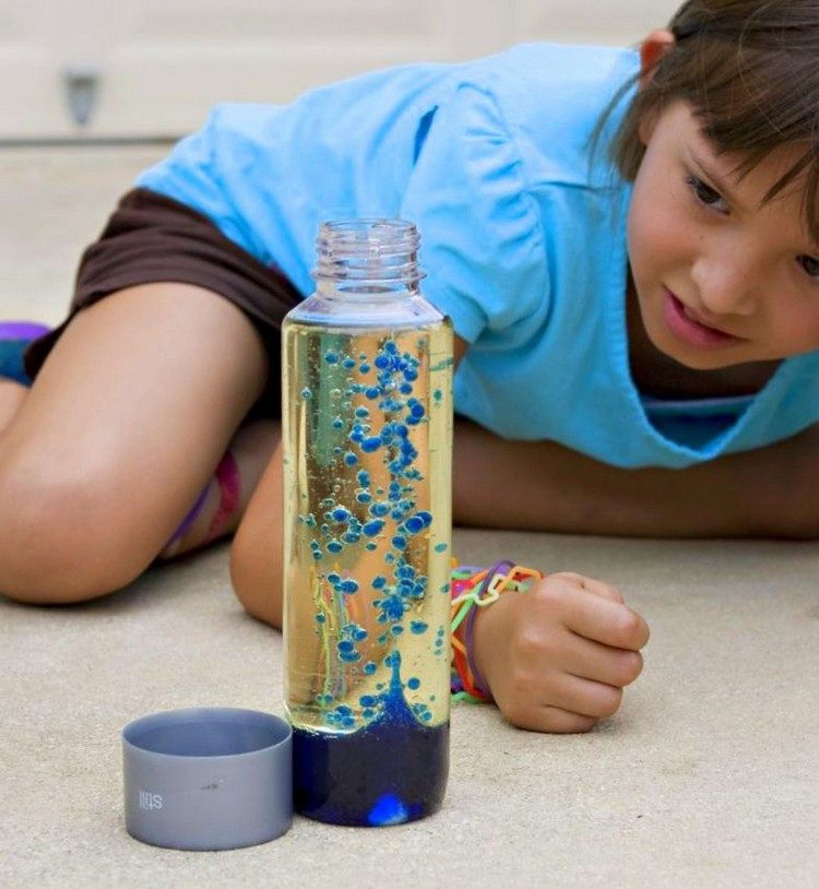 Experiment för barn lavalampa-gör-det-själv-blå-matfärg-transparent-flaska