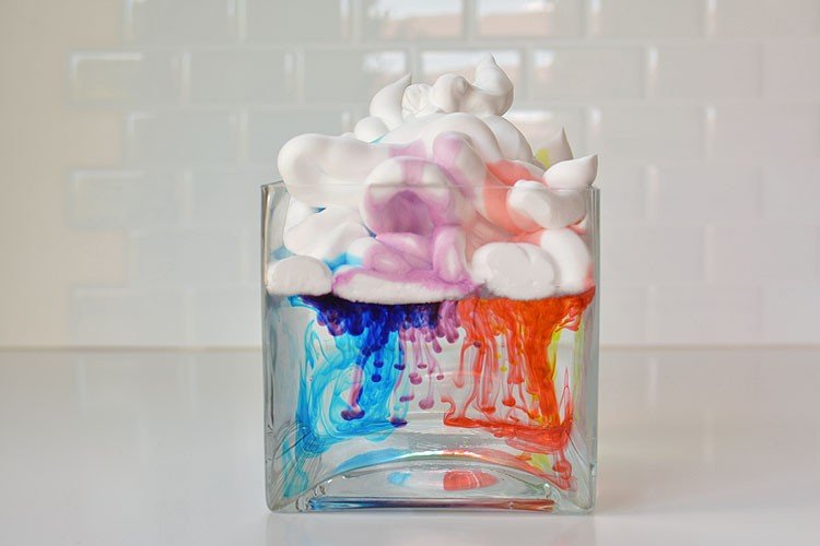 experiment-barn-färgglada-regn-moln-gör-rakning-skum-vatten-färger