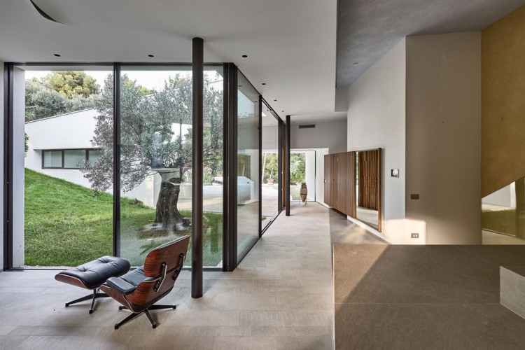 omfattande-tak-grönning-modern-interiör-glas-inre trädgård
