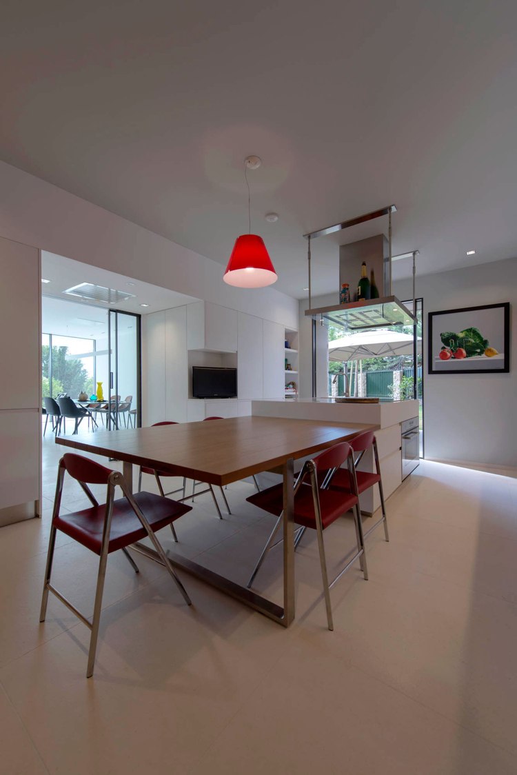 omfattande-tak-grön-kök-modern-vit-design-möbler