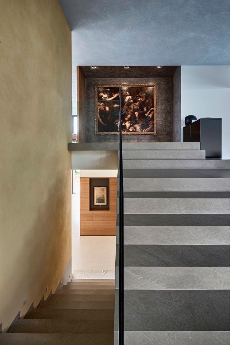 lyx-villa-modern-inredning-konstverk-värdefulla-trappor