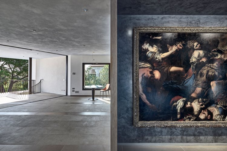 lyx-villa-modern-interiör-grå-konstverk-värdefull