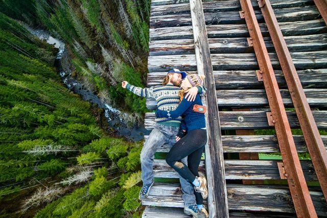 fotografera bro järnvägsspår par skog avgrund