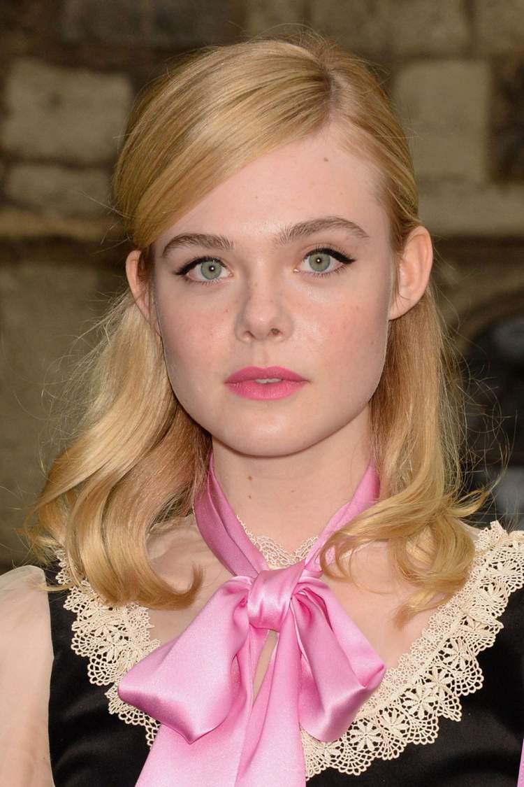 applicera eyeliner stars retro feminin elle fanning