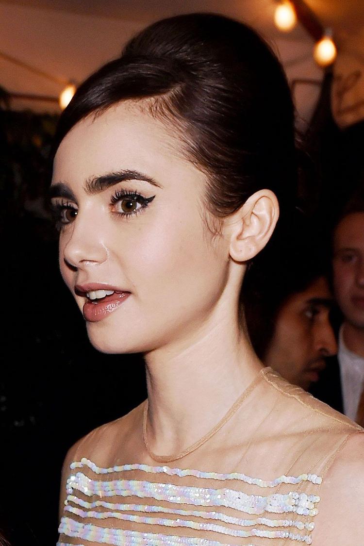 applicera eyeliner stjärnor lily collins volym frisyr retro