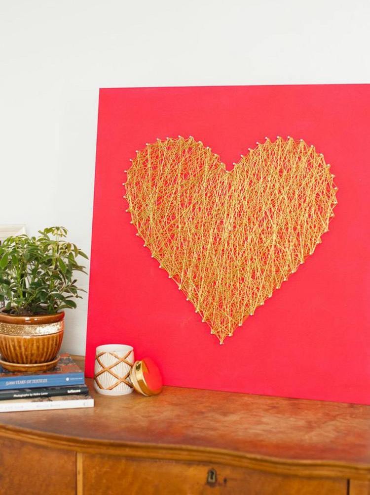 Trådbilder med naglar diy nagelbild hjärta gyllene tråd röd bakgrund