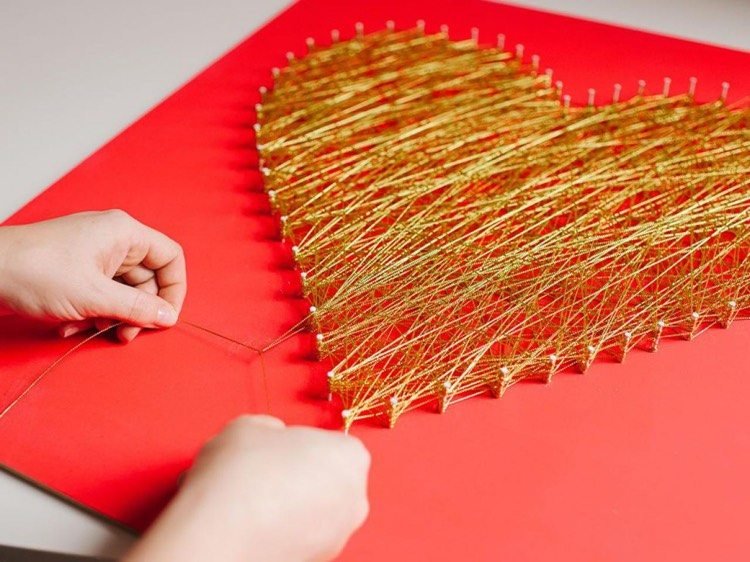 Trådbilder med naglar nagelbilder DIY hjärta gåva gyllene tråd