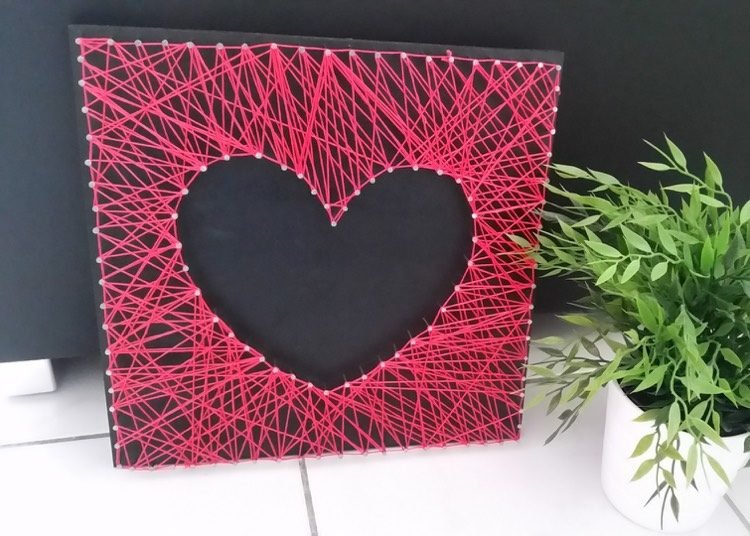 trådbilder hjärtnagelbilder röd tråd svart bakgrund