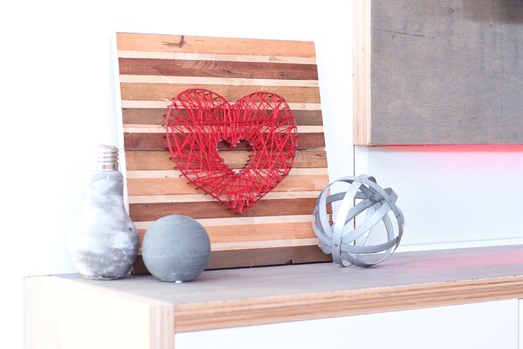 tråd-bilder-naglar-hjärta-trä-röd-tråd-present-dekoration