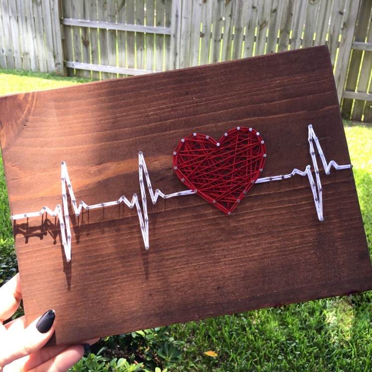 tråd-bilder-naglar-hjärta-present-hjärtslag-trä