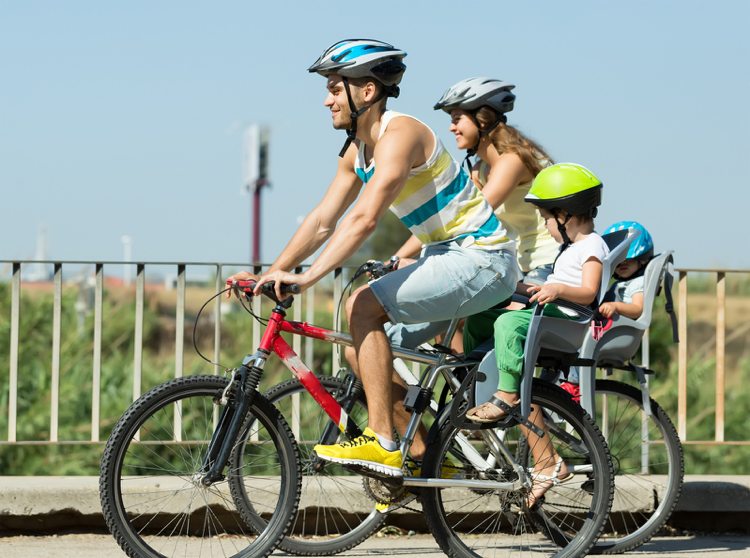 cykling-familj-barnstol-släpvagn-säker