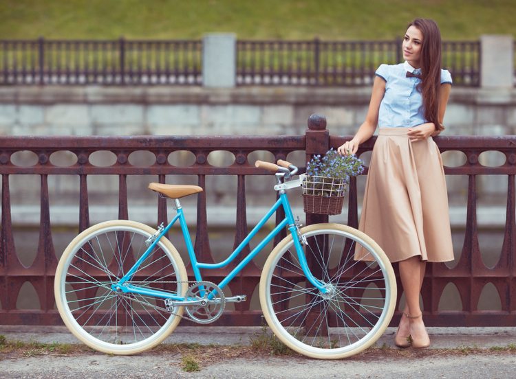 cykeltrend dam-cykel-retro-look-blå-beige-outfit-samordnad