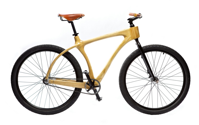 Cykel tillverkad av trä med en röd sits