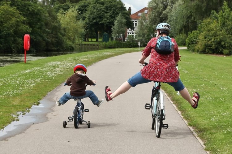 lära dig att cykla mor-barn-natur-sport