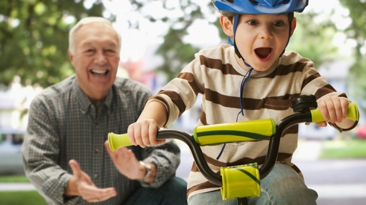 lär dig att cykla pojke-morfar-lärare-tips-lätt