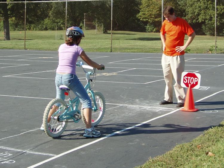 lära dig att cykla-trafik-skyltar-cykel-test-ljus-blå-färg