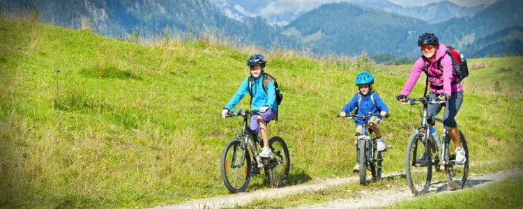 cykel-lära-rida-natur-fitness-ryggsäck-hjälmar-barn