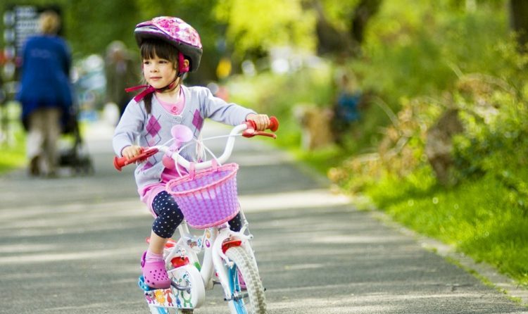 lär dig cykla tjej-hjälm-rosa-vit-elektrisk åsna