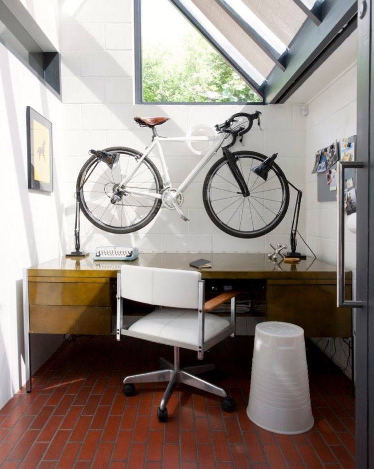 cykelställ-vägg-tak-dekoration-studie-skrivbord-fönster