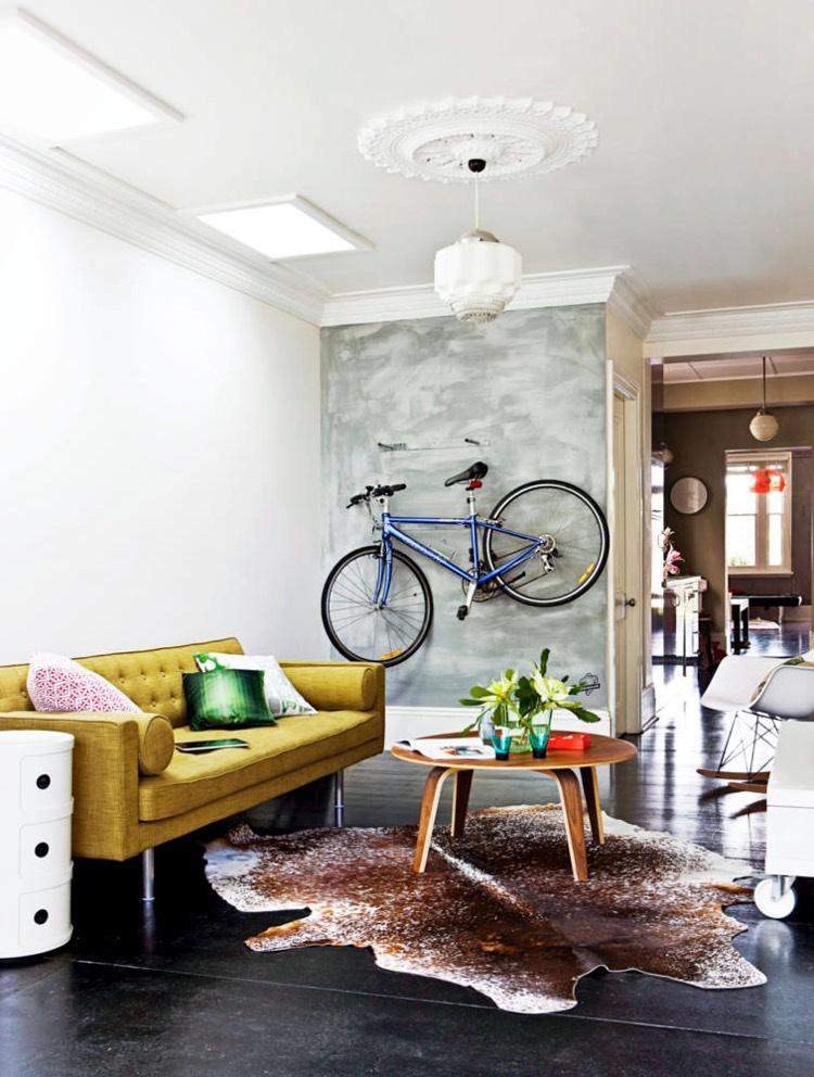 cykelställ-vägg-tak-betong-vägg-vardagsrum-soffa-klädsel