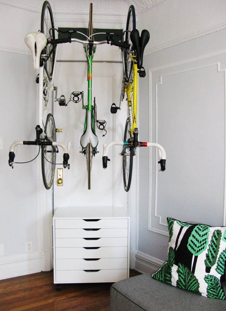 cykelställ-vägg-tak-vardagsrum-byrå-soffa-stuckatur