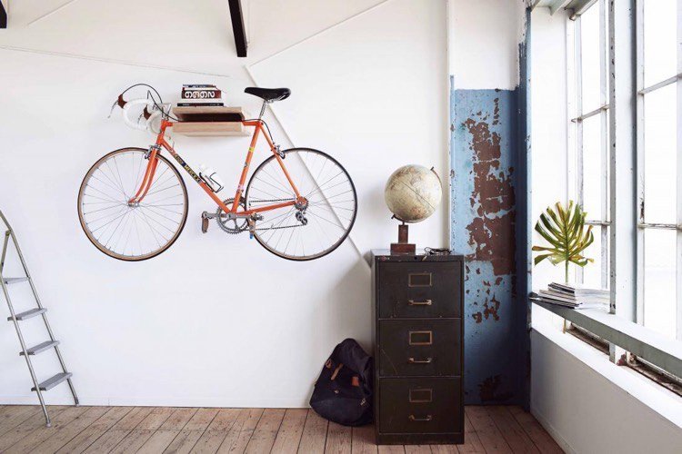 cykelställ-vägg-tak-loft-lägenhet-fönster-klot