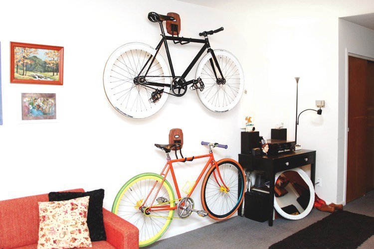 cykelställ-vägg-tak-vardagsrum-deco-orange-modernt